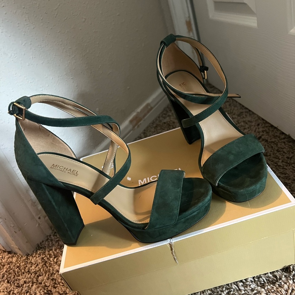 Beautiful emerald green 4 inch heels worn one night